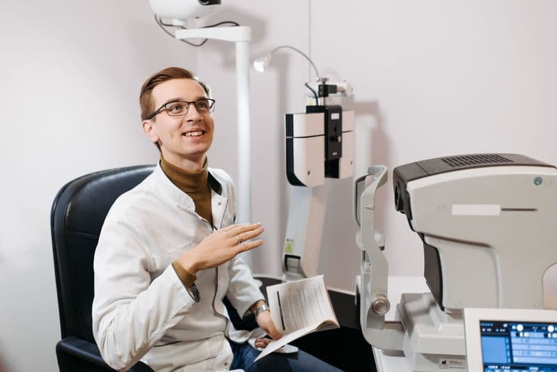Optometrists, oftalmologs vai optiķis — kāda ir atšķirība?